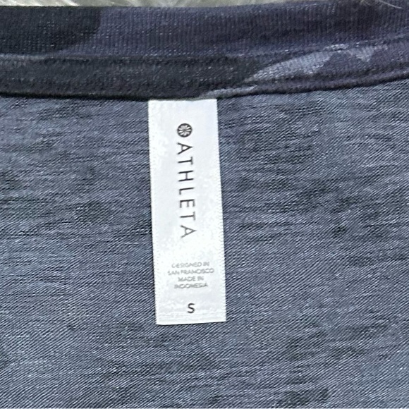 Athleta BREEZY SCOOP V TEE Size Small - Picture 4 of 4